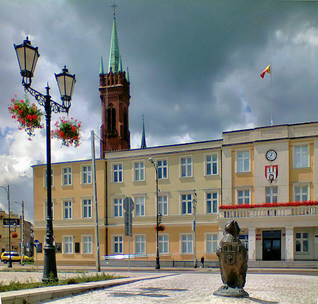 Ratusz_miejski_w_Zgierzu_-_panoramio